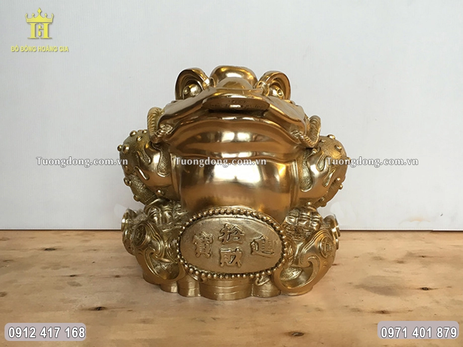 Hình ảnh chính diện của bức tượng cóc ba chân